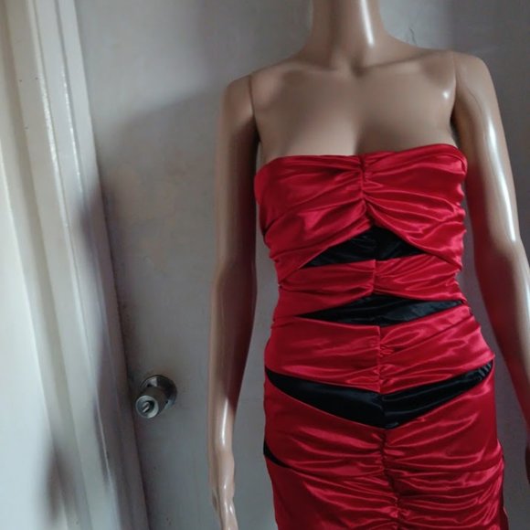 NWOT WINDSOR RED AND BLACK RUCHED STRAPLESS BODYCON SHORT DRESS SIZE S - Picture 1 of 10